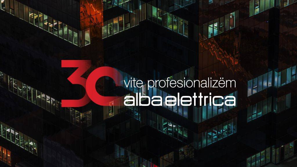 Logo zum 30-jährigen Jubiläum von Alba Elettrica über einem Bürogebäude bei Nacht