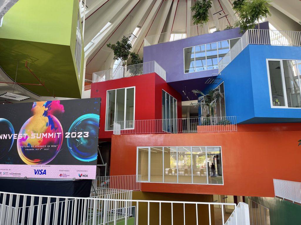 Bildschirm des Innvest Summit 2023 in der farbenfrohen Pyramide von Tirana